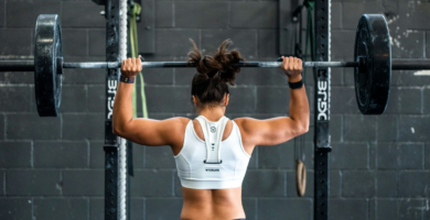 Mujer entrenando con máquinas de fuerza