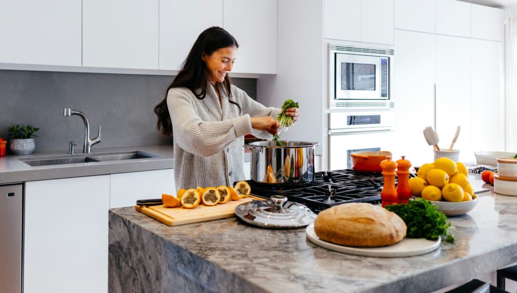 Cocina saludable con deporte en casa fit