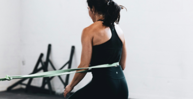 Mujer entrenando en casa con sus accesorios deportivos