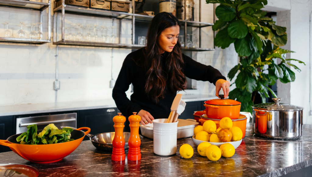 Chica en su cocina saludable