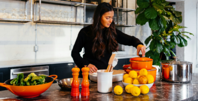 Chica en su cocina saludable