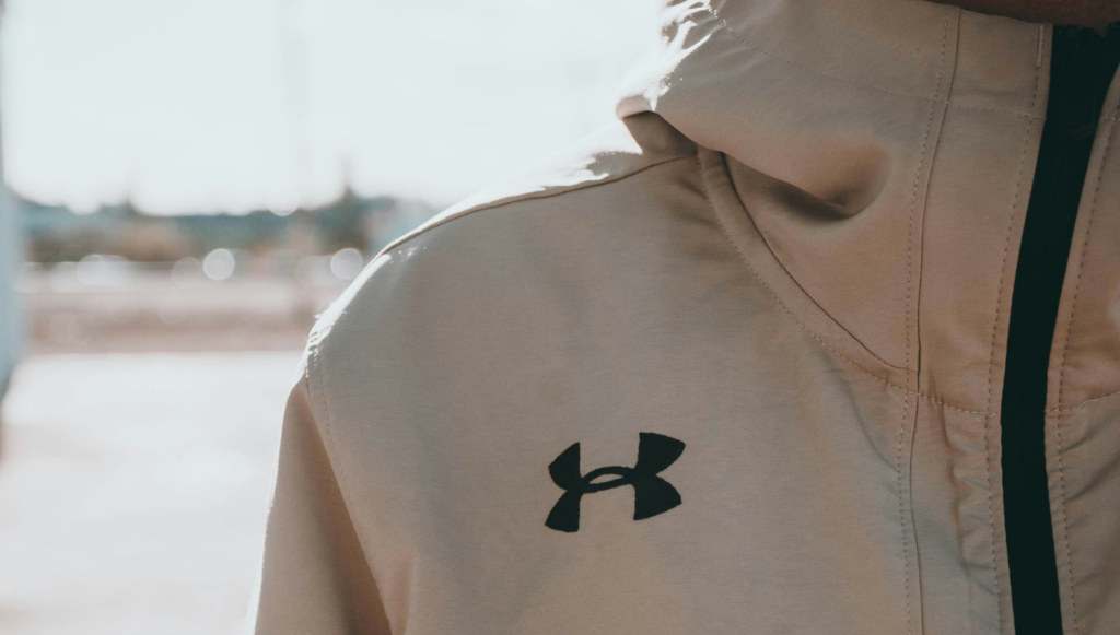 Comprar outfit deportivo de mujer under armour