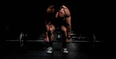 Hombre entrenado fuerte gracias a los mejores suplementos para ganar masa muscular